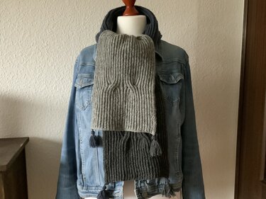 Carole, klassischer Schal im Patentmuster mit Zopf - Stricken