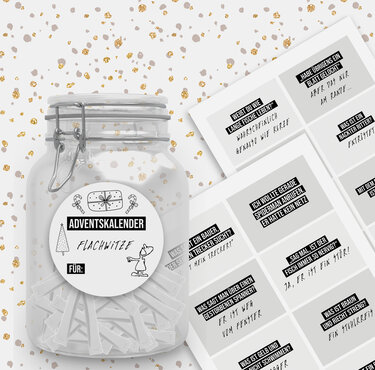 Glas mit Papierstreifen und Etikett „Adventskalender Flachwitze“ neben
ausgedruckten Witzkärtchen