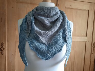 Dreieckstuch in Grau-Blau mit Farbverlauf und Lochspitzen, drapiert auf einer Schaufensterpuppe