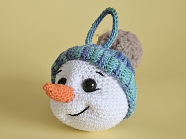 Schneemann Geschenksäckchen mit Christbaumkugel - Amigurumi Häkelanleitung