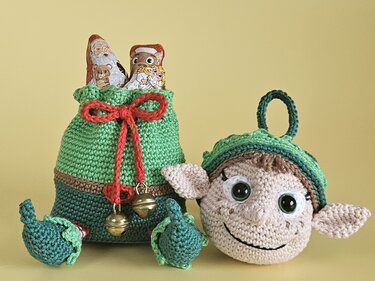 Kleiner Elf Geschenksäckchen mit Christbaumkugel - Amigurumi Häkelanleitung