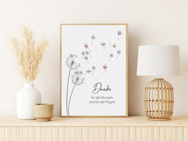 Druckvorlage für ein personalisierbares Dankesbild mit Pusteblume, farbigen Samen mit Namensfeldern und dem Schriftzug 'Danke für die Wurzeln und für die Flügel'