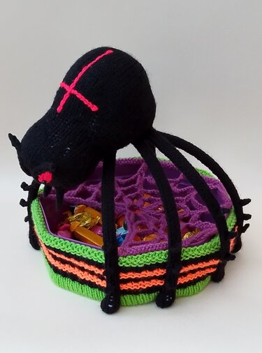 TeaCosyFolk's Halloween Spider Sweet Box Cover Knitting Pattern