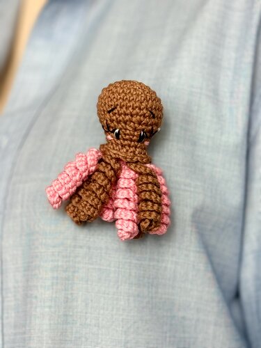 Crochet no sew mini octopus brooch amigurumi pattern - ENG