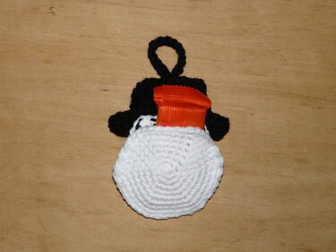 Kleines gehäkeltes Beutelchen mit Schlaufe und Einstecktasche, geeignet für Adventsfüllung
