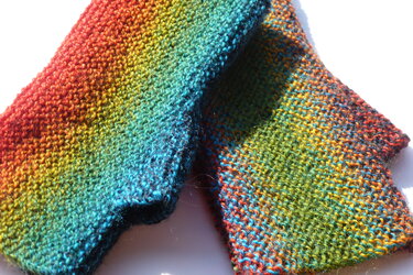 gestrickte Armstulpen mit buntem Farbverlauf, Nahaufnahme