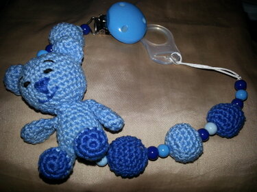 Blaue gehäkelte Schnullerkette mit kleinem Teddybär, Häkelkugeln, Perlen und Befestigungsclip