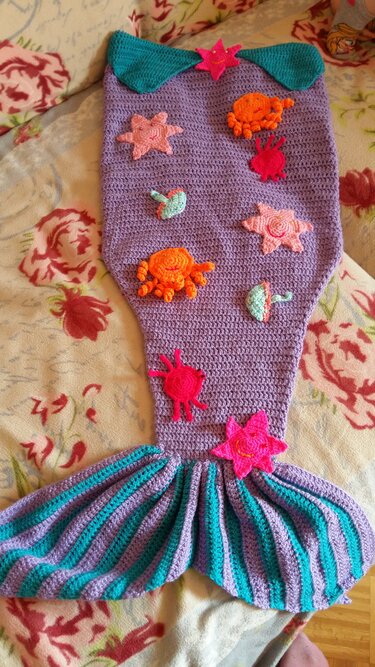 Gehäkelte Meerjungfrauenschwanz-Decke in Lila und Türkis mit applizierten Seesternen und Krabben