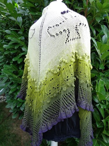 Gestricktes Dreieckstuch creme-grün-violett mit Lochmuster, Netz und Noppen, Knopfdetail oben