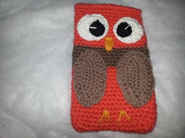 Kleines gehäkeltes Utensilo in Eulenform, orange mit braunen Flügeln und weißen Augen