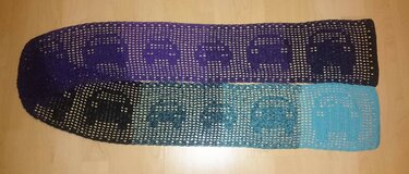 Langer gehäkelter Kinderschal im Filetmuster mit Elefantenmotiven und Farbverlauf von Dunkelviolett zu Türkis