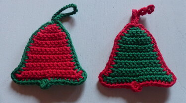 Zwei gehäkelte Weihnachtsglocken in Rot und Grün mit Schlaufen