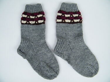 Strickanleitung Socken mit Hebemaschenmuster, Gr. 37/38