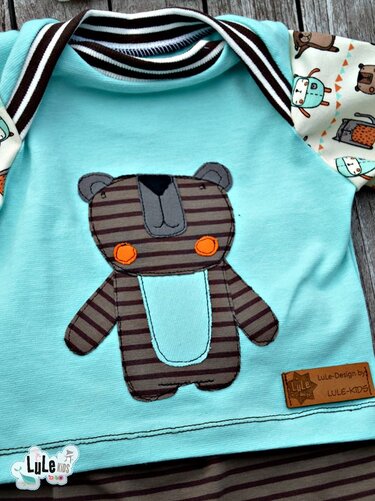 Hellblaues Baby-Langarmshirt mit Bären-Applikation und gemusterten Ärmeln