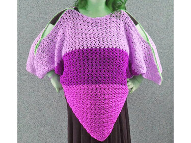 Gehäkelter Poncho in Pink- und Lilatönen mit offenen Schultern und spitz zulaufendem Vorderteil
