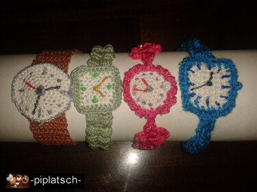 Vier gehäkelte Kinderarmbänder in Uhrenform in braun, grün, pink und blau