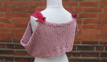 Rosa grob gestricktes ärmelloses Top mit roten Schleifen an den Schultern auf Schneiderpuppe