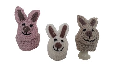 Drei gehäkelte Hasen-Eierwärmer (Rosa, Weiß, Beige)