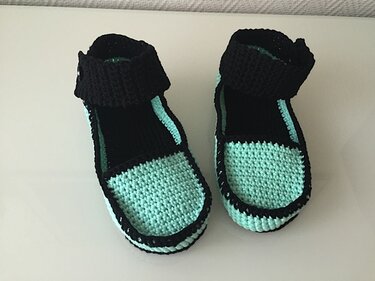 Paar gehäkelte Damenschuhe in Schwarz und Mint mit Knöchelriemen
