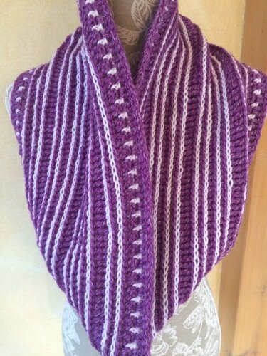 Zweifarbiger gehäkelter Loop in kräftigem Violett und Weiß mit vertikalen Rippenstreifen