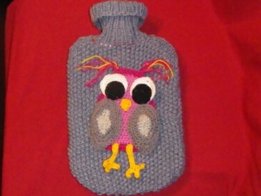 Strickanleitung für einen gestrickten Wärmflaschenbezug mit gehäkelter Eule
