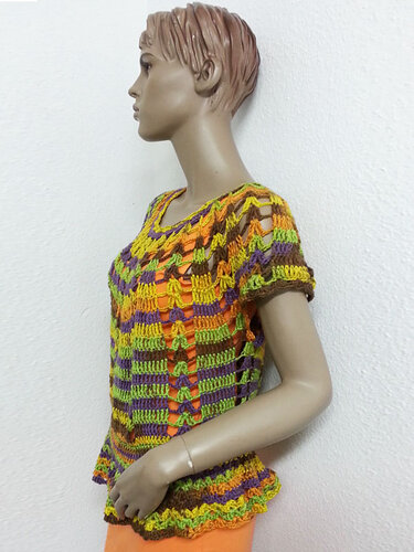 Mannequin mit bunt gestreiftem, gehäkeltem Kurzarmshirt mit Lochmuster