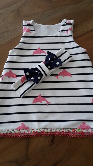 Ärmelloses gestreiftes Babykleid mit rosa Delfinen und gepunktetem Haarband
