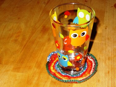 kunterbunter Tassen Untersetzer aus Sockenwolle - Häkeln