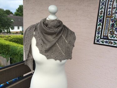 Taupefarbenes gestricktes Dreieckstuch mit Blattkante auf weißer Schaufensterpuppe