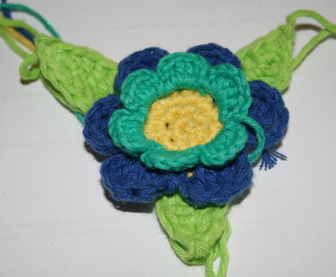 7 verschiedene Gänseblümchen mit Blättern, Applikationen für Taschen, Schuhe, Haarbänder etc. - Häkeln