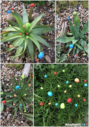 Sukkulente und Gras mit kleinen, bunten Dekokugeln und pilzähnlichen Elementen