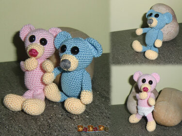 Zwei gehäkelte Amigurumi-Teddybären, rosa und blau, mit cremefarbenen Pfoten und schwarzen Sicherheitsaugen