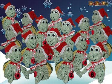 Gehäkelte grüne Schildkröten mit roten Weihnachtsmützen, Schals und nummerierten Anhängern