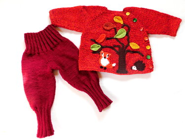 Rotes gestricktes Baby-Set: Hose mit hohem Bündchen und Jacke mit Baum-, Fuchs- und Igel-Applikation sowie bunten Knöpfen