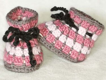 Gehäkelte Babyschuhe rosa weiß grau mit dunkler Kordel
