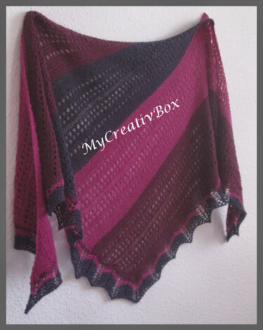Gestricktes Dreieckstuch in Beere und Anthrazit mit Lochmuster und gezacktem Rand