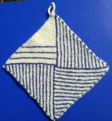 Topflappen - schräges Teil - gestrickt und gefilzt - Bild 2