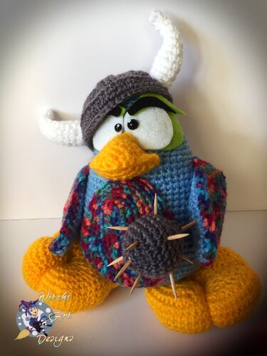Gehäkelte Amigurumi-Eule mit Wikingerhelm, Hörnern und stachelbehafteter Kugel