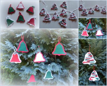 Mehrere gehäkelte Glockenanhänger in Rot, Grün und Weiß, einige als Girlande, andere an Tannenzweigen aufgehängt