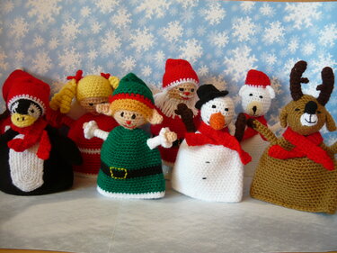 Gehäkelte Weihnachts-Eierwärmer und Dekofiguren: Weihnachtsmann, Schneemann, Elf, Pinguin, Rentier