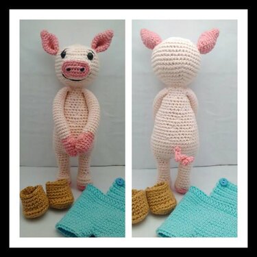 Rosa gehäkeltes Amigurumi‑Schwein (Vorder‑ und Rückansicht) mit gelben Stiefelchen und türkisem Kleidungsstück