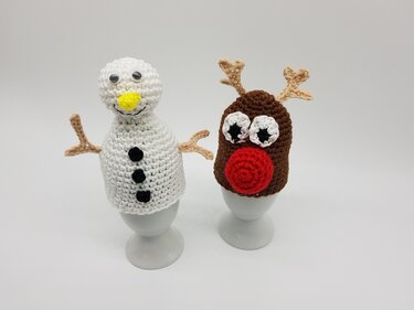 Gehäkelte Eierwärmer Schneemann und Rentier – Vorlage zum Nachhäkeln
