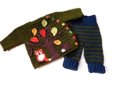 Gehäkeltes Baby-Set: olivgrüner Pullover mit Baum- und Fuchsmotiv und gestreifte Hose
