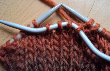 Mütze im Farbverlauf mit Zöpfen - Stricken