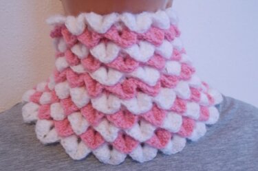 Häkelanleitung für einen Häkelschal, Häkel-Loop, Kragen, Krokodilmuster Schuppenmuster