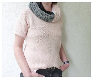 Kurzärmliger Damenpullover hellrosa mit eingestricktem Stern und zweifarbigem Loop