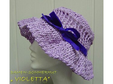 Lila gehäkelter Damensommerhut 'Violetta' mit sichtbarer Maschenstruktur und violetter Schleife auf Mannequin