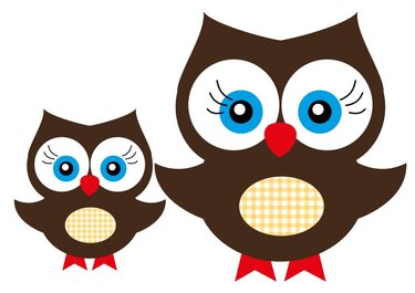 Zwei braune Cartoon-Eulen mit blauen Augen, roten Schnäbeln und kariertem Bauch als Applikation