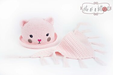 Rosa gehäkelte Babymütze mit Katzenohren und Dreiecksschal mit Quasten