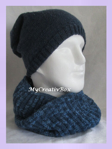 Dunkelblaue gestrickte SlouchMütze und passender Loop auf Schaufensterkopf